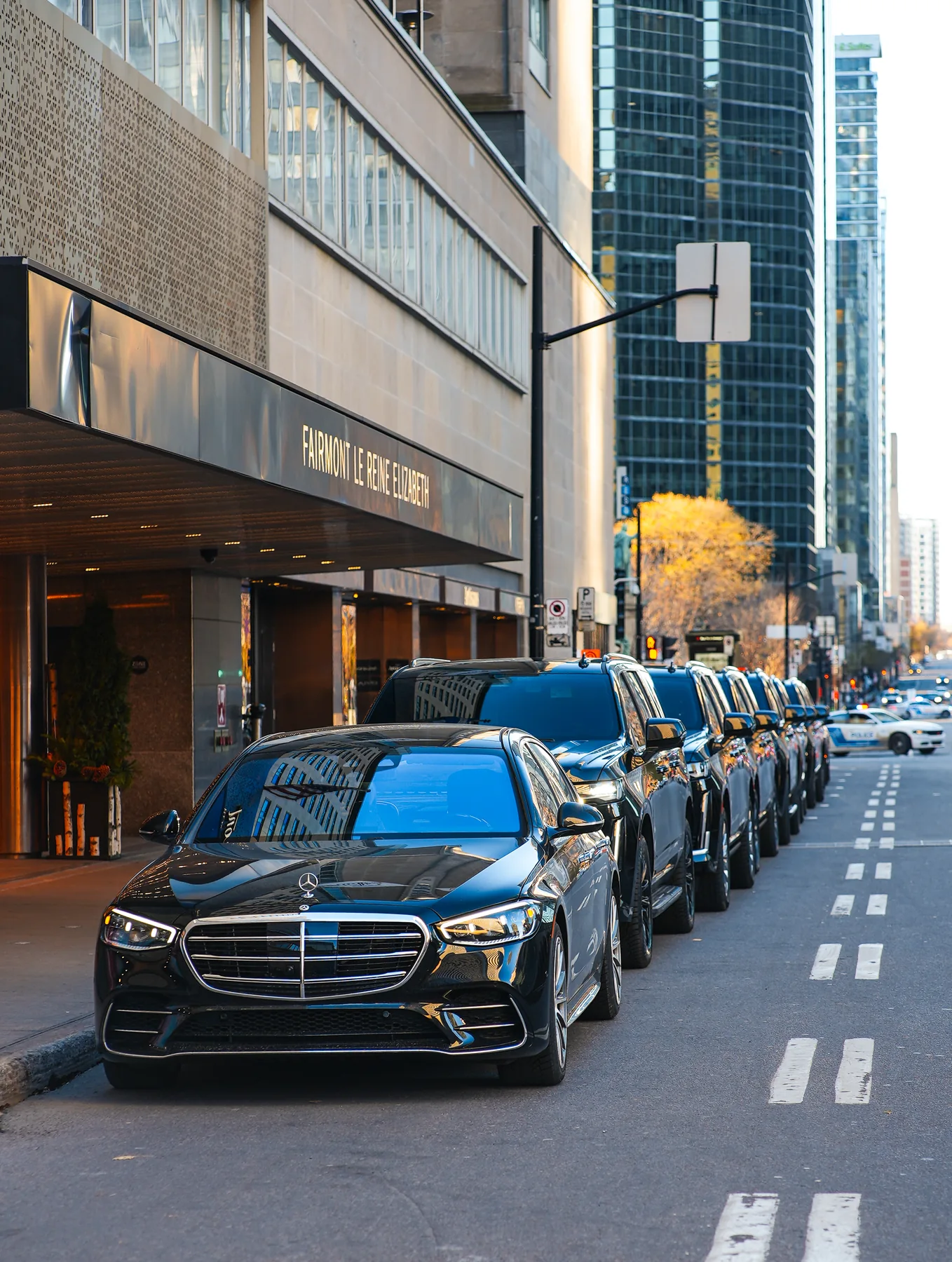 Sedán Mercedes y una fila de SUV frente al Fairmont The Queen Elizabeth.